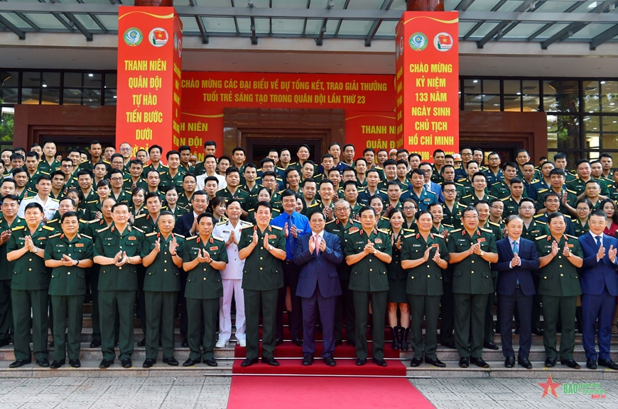 Thủ tướng Phạm Minh Chính, Đại tướng Phan Văn Giang, Đại tướng Lương Cường và các đại biểu tham dự chương trình. 