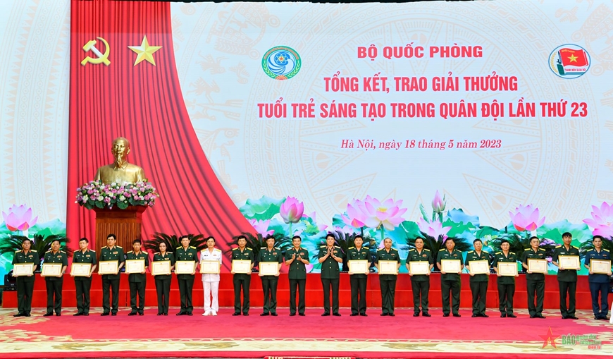  Đại tướng Phan Văn Giang và Đại tướng Lương Cường trao bằng khen của Bộ trưởng Bộ Quốc phòng tặng các tập thể có thành tích xuất sắc trong tổ chức, tham gia giải thưởng.