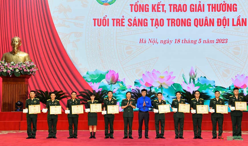  Thượng tướng Nguyễn Tân Cương và đồng chí Bùi Quang Huy trao chứng nhận giải nhất và Huy hiệu Tuổi trẻ sáng tạo tặng các tác giả.