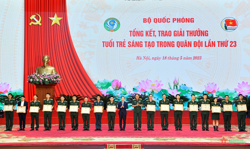  Đồng chí Phạm Tất Thắng và Thượng tướng Võ Minh Lương trao chứng nhận cho các tác giả đoạt giải nhì. 