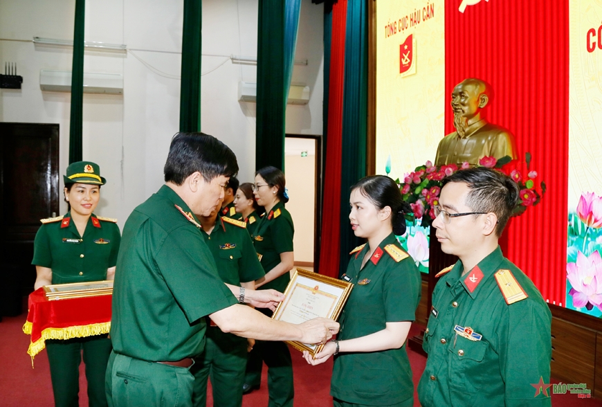  Trung tướng Đỗ Văn Thiện trao Bằng khen tặng các tác giả, tập thể tác giả có công trình đoạt giải Nhì, giải Ba 
