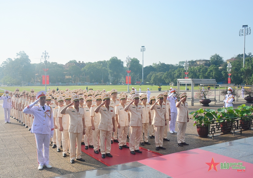  Đoàn đại biểu Công an Trung ương vào Lăng viếng Chủ tịch Hồ Chí Minh. 