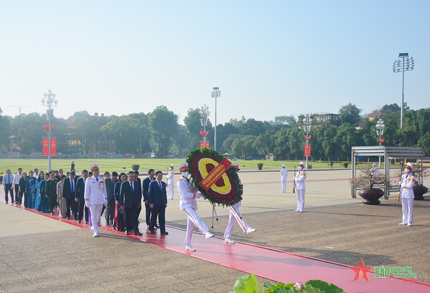  Đoàn đại biểu TP Hà Nội vào Lăng viếng Chủ tịch Hồ Chí Minh. 