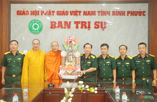 Bộ CHQS tỉnh Bình Phước thăm, chúc mừng Đại lễ Phật đản năm 2023