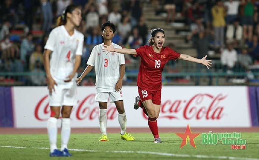 Thanh Nhã ăn mừng bàn thắng trong trận chung kết gặp nữ Myanmar. Ảnh: Việt An 