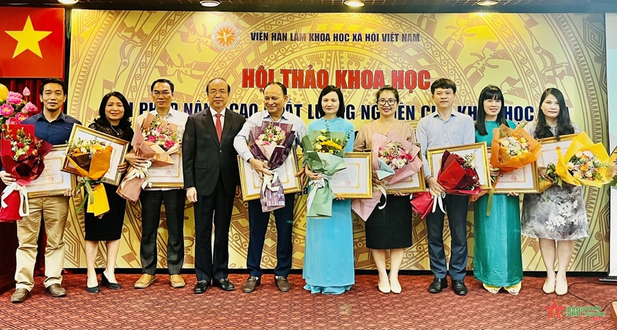  Lãnh đạo Viện Hàn lâm Khoa học xã hội Việt Nam vinh danh các nhà khoa học có đề tài đạt loại xuất sắc cấp Bộ năm 2022.