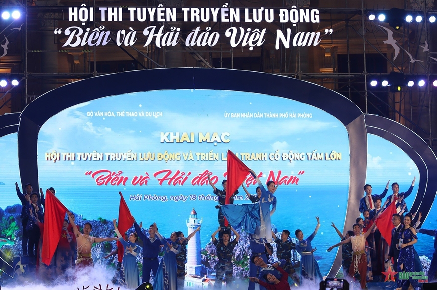 Tiết mục văn nghệ chào mừng khai mạc Hội thi tuyên truyền lưu động Biển và hải đảo Việt Nam.