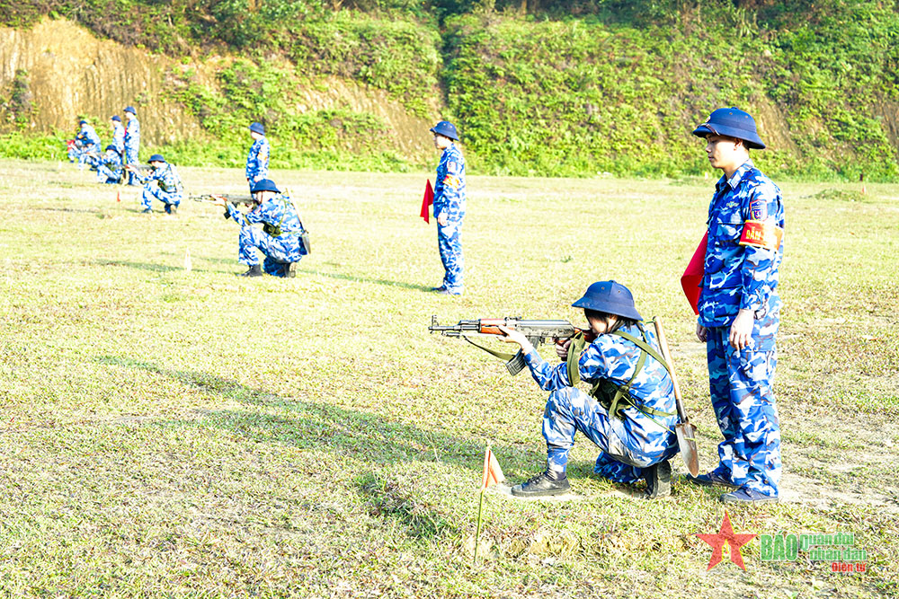 Bộ tư lệnh Cảnh sát biển kiểm tra bắn đạn thật súng tiểu liên AK 