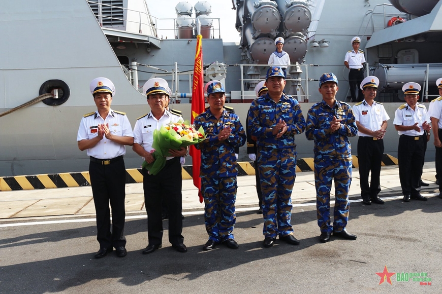  Đại tá Đỗ Minh (ngoài cùng bên trái), Phó tư lệnh Vùng 4 Hải quân tặng hoa Chỉ huy đoàn công tác và Chỉ huy Tàu 015-Trần Hưng Đạo.