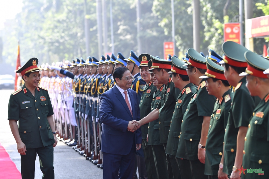 Đại tướng Phan Văn Giang, Bộ trưởng Bộ trưởng Bộ Quốc phòng giới thiệu với Thủ tướng Phạm Minh Chính các đồng chí lãnh đạo Bộ Quốc phòng. 