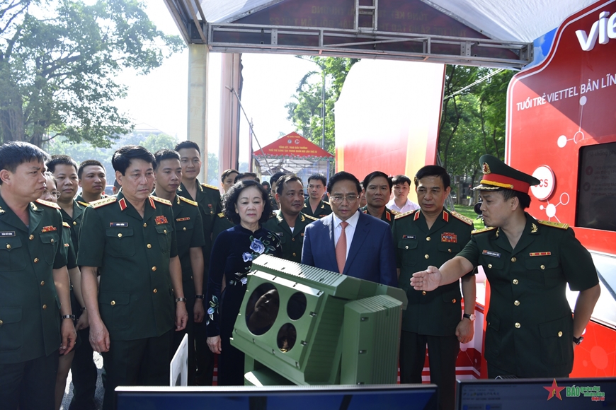 Thủ tướng Phạm Minh Chính; Trưởng ban Tổ chức Trung ương Trương Thị Mai; Bộ trưởng Bộ Quốc phòng, Đại tướng Phan Văn Giang; Chủ nhiệm TCCT QĐND Việt Nam, Đại tướng Lương Cường tham quan, nghe giới thiệu về đề tài sáng kiến.