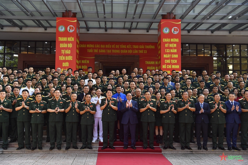 Thủ tướng Phạm Minh Chính và các đồng chí lãnh đạo Bộ Quốc phòng chụp ảnh cùng các đại biểu. 