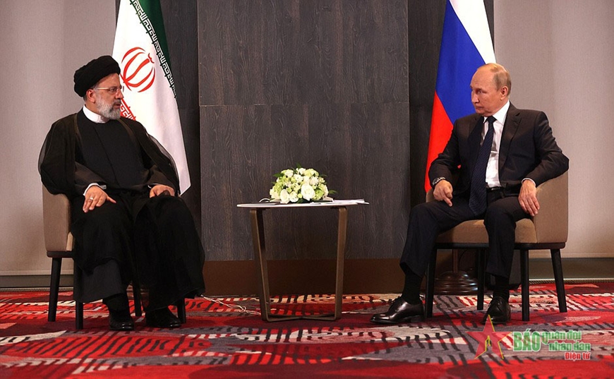     Tổng thống Nga Vladimir Putin gặp Tổng thống Iran Ebrahim Raisi bên lề một hội nghị diễn ra tại Samarkand, Uzbekistan vào tháng 9-2022. Ảnh: kremlin.ru  