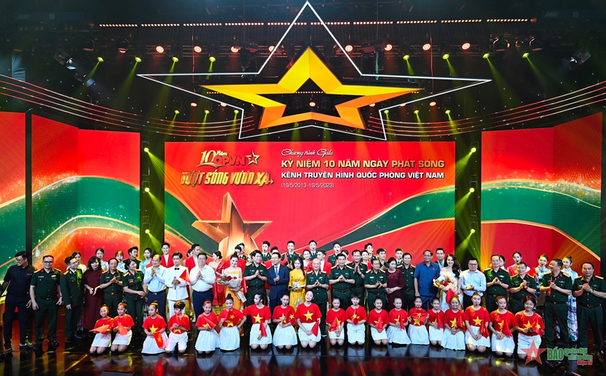  Các đại biểu với cán bộ, biên tập viên, phóng viên Kênh Truyền hình Quốc phòng Việt Nam và các nghệ sĩ tham gia chương trình gala. Ảnh: VIỆT TRUNG 
