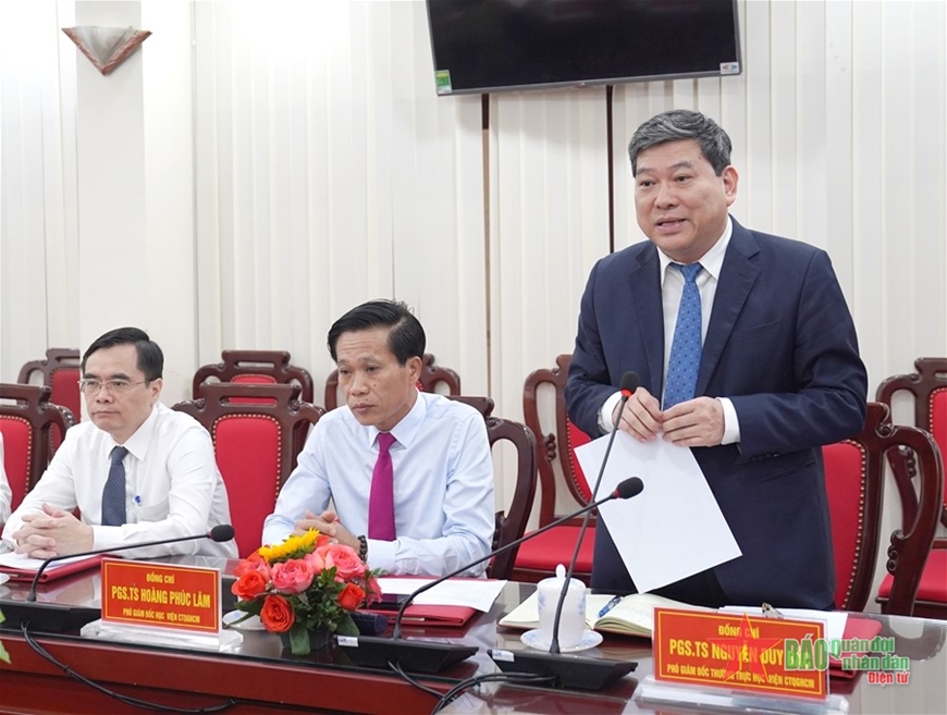 PGS, TS Nguyễn Duy Bắc, Phó giám đốc Thường trực Học viện Chính trị Quốc gia Hồ Chí Minh phát biểu tại buổi ký kết. 