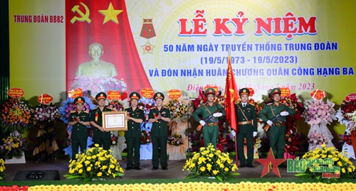 Trung đoàn Bộ binh 82, Sư đoàn 355 (Quân khu 2) đón nhận Huân chương Quân công hạng Ba và kỷ niệm 50 năm Ngày truyền thống