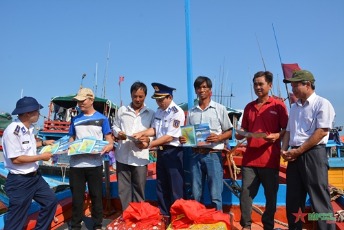 Vùng Cảnh sát biển 2 đồng hành với ngư dân huyện đảo Lý Sơn