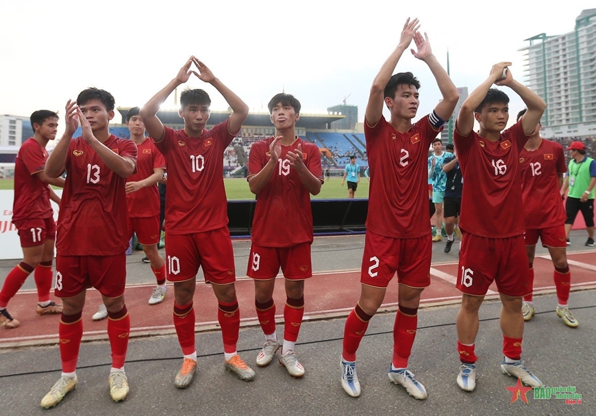  Các cầu thủ U22 Việt Nam cảm ơn người hâm mộ sau khi giành huy chương đồng SEA Games 32. Ảnh: VIỆT AN