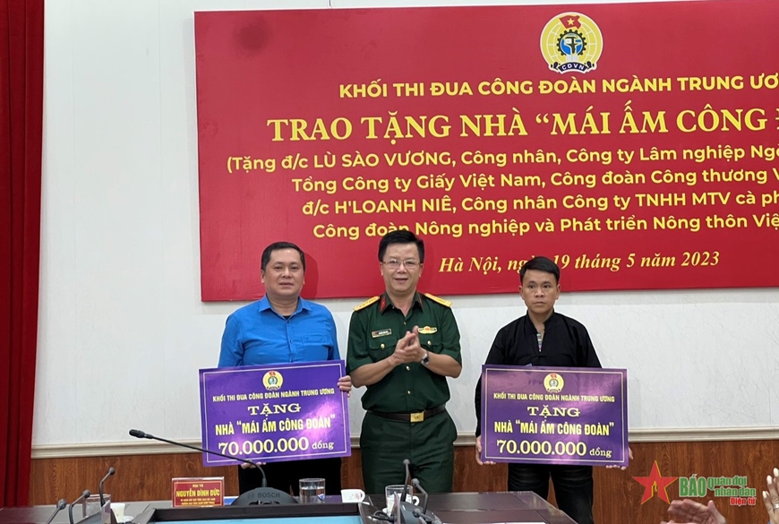 Đại tá Nguyễn Đình Đức, Trưởng Ban Công đoàn Quốc phòng (Khối trưởng Khối thi đua Công đoàn ngành Trung ương) trao hỗ trợ kinh phí  xây nhà 