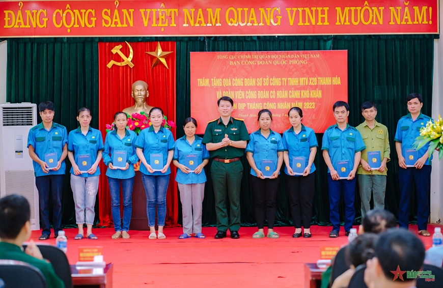  Lãnh đạo Ban Công đoàn Quốc phòng tặng quà đoàn viên công đoàn, người lao động Công ty TNHH MTV X20 Thanh Hóa có hoàn cảnh khó khăn. 