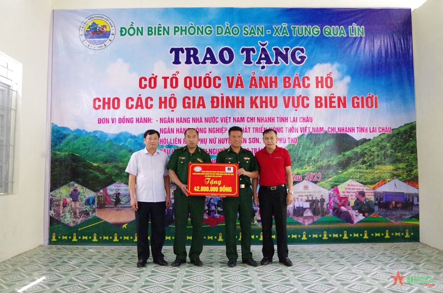 Dịp này, đại diện Ngân hàng Nhà nước Việt Nam chi nhánh tỉnh Lai Châu; Ngân hàng Nông nghiệp và Phát triển nông thôn Việt Nam chi nhánh tỉnh Lai Châu trao tiền hỗ trợ tặng Đồn Biên phòng Dào San. 