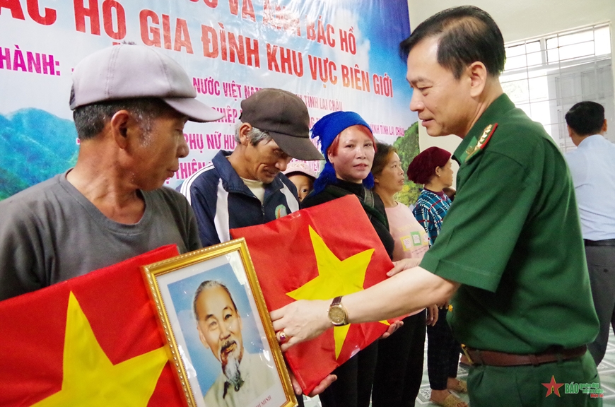 Đại tá Nguyễn Văn Hưng, Chính ủy Bộ đội Biên phòng tỉnh Lai Châu trao cờ Tổ quốc tặng người dân xã Tung Qua Lìn, huyện Phong Thổ, tỉnh Lai Châu. 