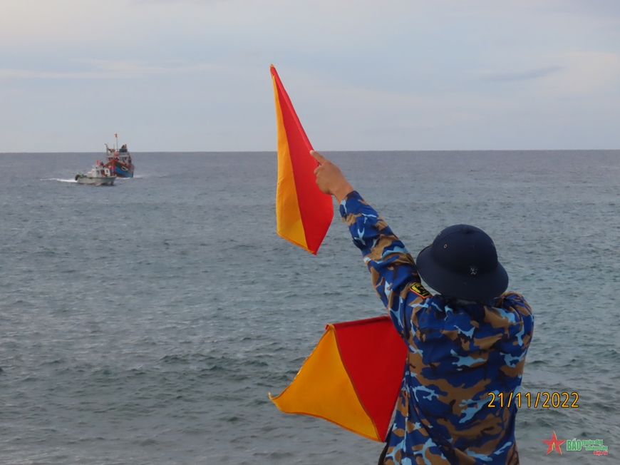  Đội Dịch vụ hậu cần nghề cá âu tàu đảo Song Tử Tây hỗ trợ kéo tàu cá của ngư dân bị hỏng hóc vào sửa chữa.