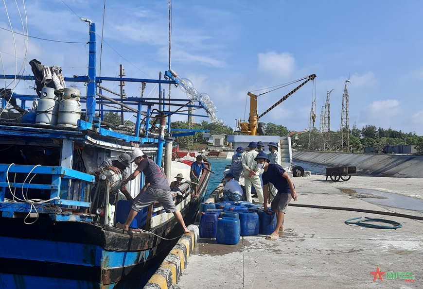 Ngư dân vào âu tàu đảo Song Tử Tây để lấy nước ngọt miễn phí.