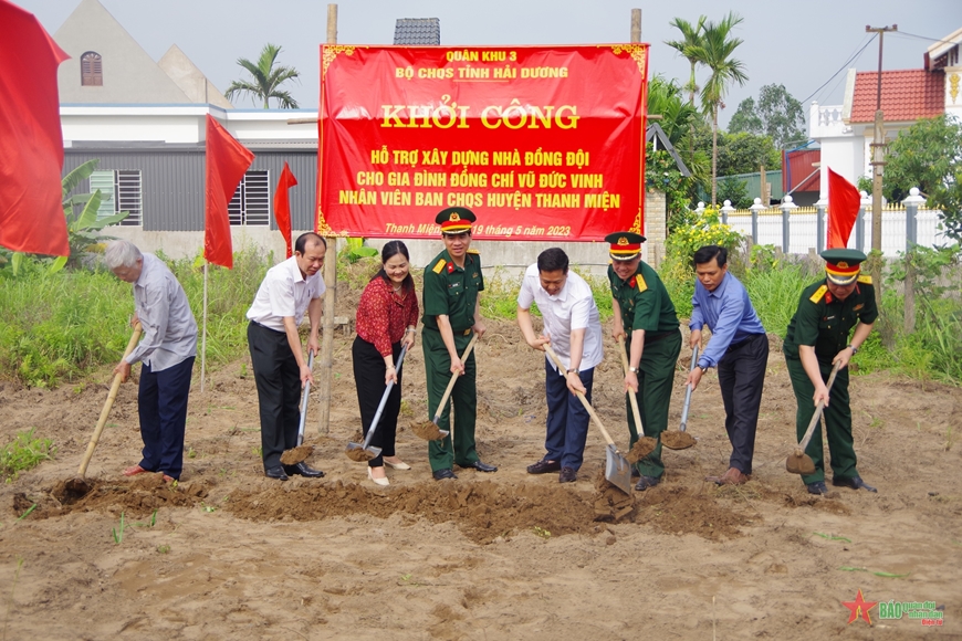  Các đại biểu và gia đình tiến hành động thổ khởi công xây dựng “Nhà đồng đội” cho đồng chí Vũ Đức Vinh.