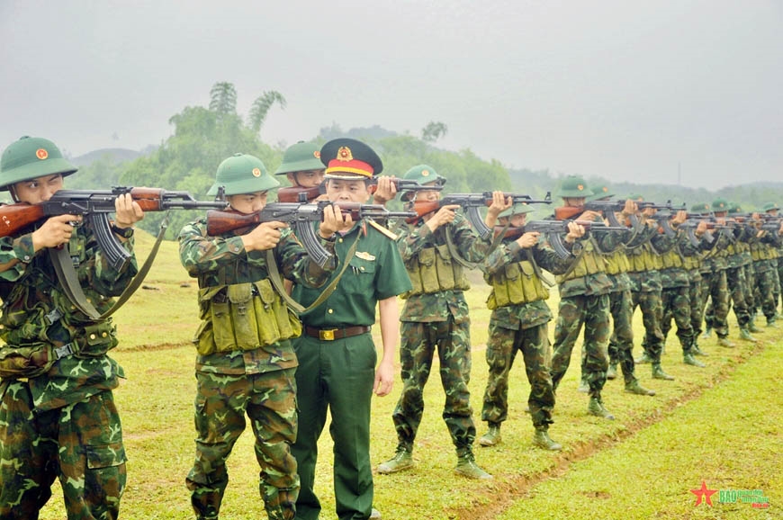 Chiến sĩ mới Trung đoàn 148 tập trung huấn luyện tham gia hội thao. 
