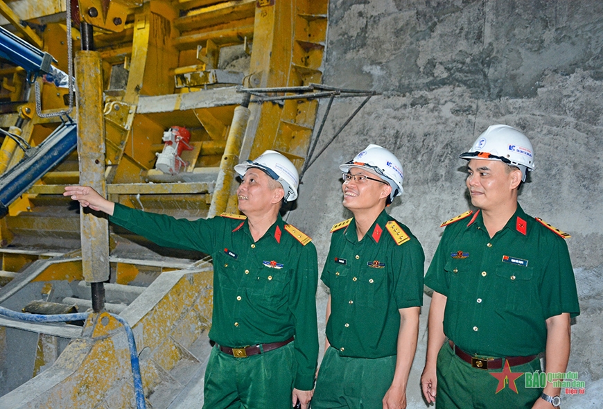 Trung tá Lê Đình Lam (ngoài cùng bên trái), Phó giám đốc Ban điều hành Liên danh gói thầu 37 kiểm tra công trình.  