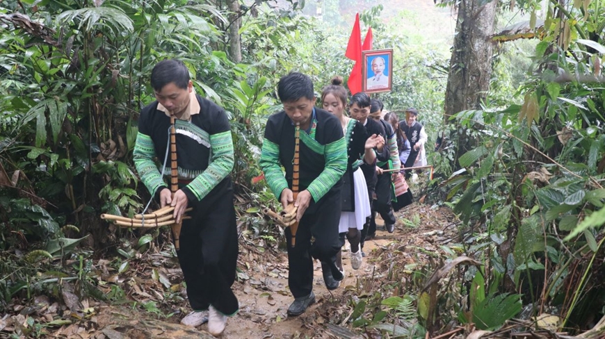 Cộng đồng người Mông ở xã Nà Hẩu, huyện Văn Yên, tỉnh Yên Bái tổ chức lễ cúng rừng nhằm nâng cao ý thức bảo vệ và phát triển rừng. Ảnh: THỪA XUÂN