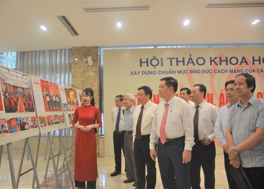 Các đại biểu tham quan khu trưng bày tại hội thảo. 