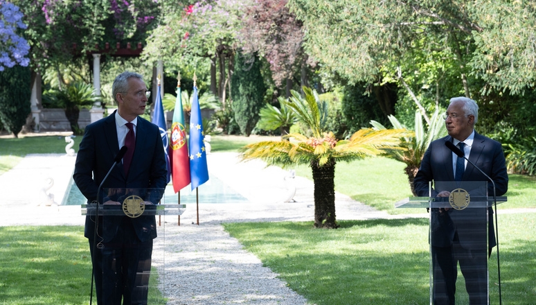 Tổng thư ký NATO Jens Stoltenberg (bên trái) và Thủ tướng Bồ Đào Nha Antonio Costa tại cuộc họp báo chung ở Lisbon. Ảnh: NATO 