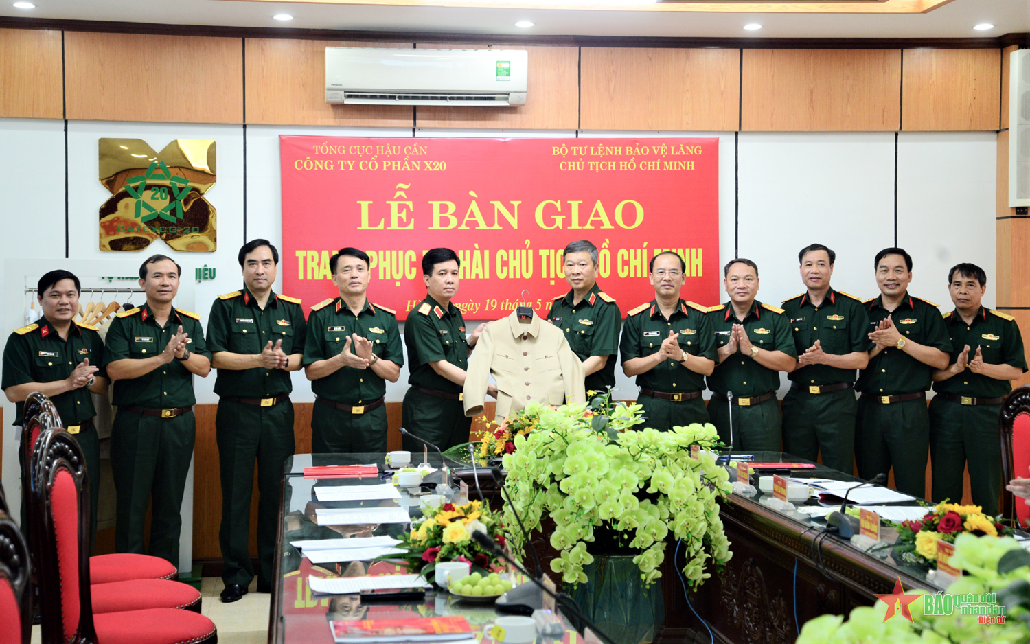 Tổ chức Lễ bàn giao trang phục thi hài Chủ tịch Hồ Chí Minh