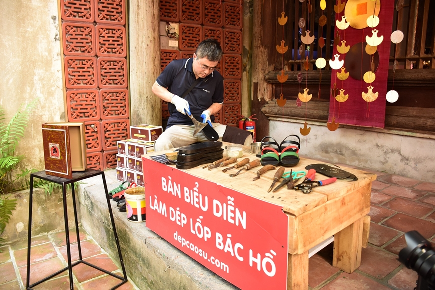 Nghệ nhân Nguyễn Văn Trường làm dép lốp Bác Hồ. 