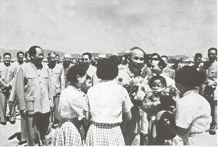 Chủ tịch Hồ Chí Minh thăm Trung Quốc. Quần chúng dâng hoa lên Người, tháng 7-1955. Nguồn: Tài liệu lưu trữ Bộ Ngoại giao