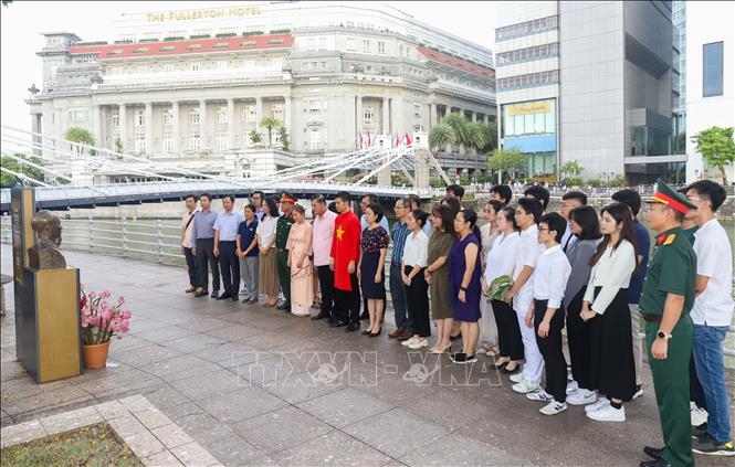 Các đại biểu dâng hoa tại Tượng đài Chủ tịch Hồ Chí Minh tại Singapore.