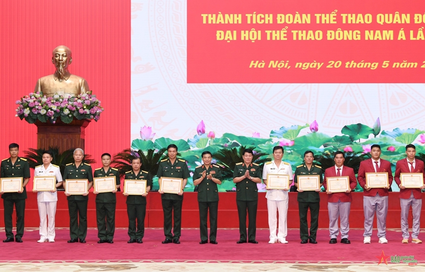 Đại tướng Phan Văn Giang, Ủy viên Bộ Chính trị, Phó bí thư Quân ủy Trung ương, Bộ trưởng Bộ Quốc phòng và Đại tướng Lương Cường, Ủy viên Bộ Chính trị, Ủy viên Thường vụ Quân ủy Trung ương, Chủ nhiệm Tổng cục Chính trị QĐND Việt Nam tặng Bằng khen tới các tập thể xuất sắc. Ảnh: PHÚ SƠN  