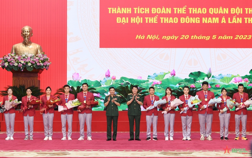 Đại tướng Phan Văn Giang, Ủy viên Bộ Chính trị, Phó bí thư Quân ủy Trung ương, Bộ trưởng Bộ Quốc phòng và Đại tướng Lương Cường, Ủy viên Bộ Chính trị, Ủy viên Thường vụ Quân ủy Trung ương, Chủ nhiệm Tổng cục Chính trị QĐND Việt Nam tặng thưởng các vận động viên Quân đội xuất sắc tại SEA Games 32. Ảnh: PHÚ SƠN