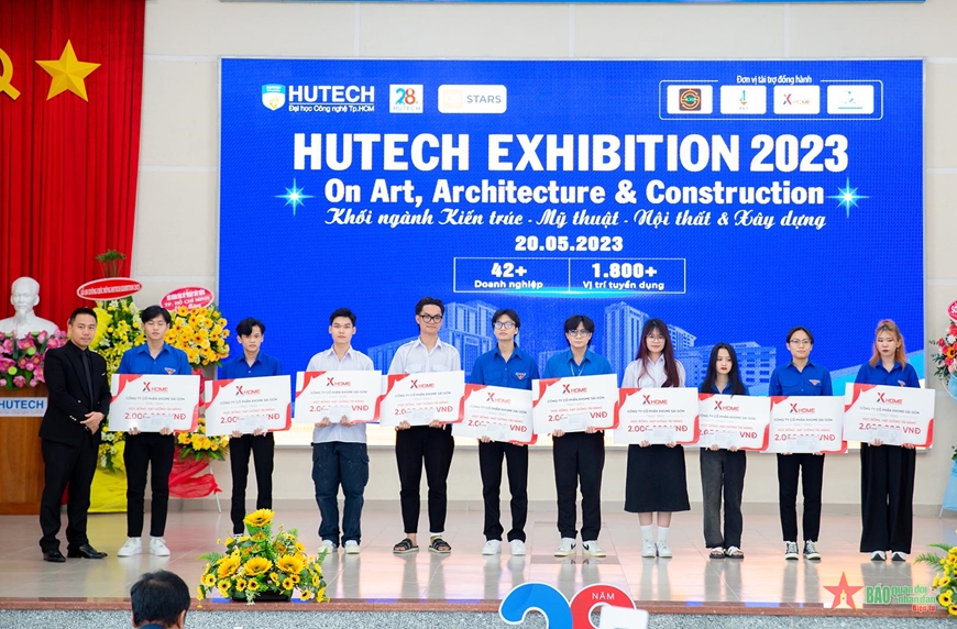 Trao tặng học bổng cho sinh viên hoàn cảnh khó khăn. 