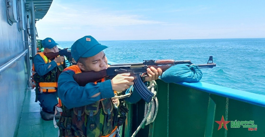Chiến sĩ Hải đội Dân quân thường trực Bộ CHQS TP Đà Nẵng luyện tập bắn mục tiêu trên biển. 