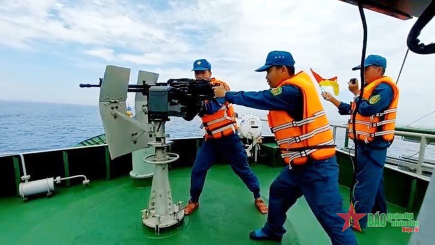 Chiến sĩ Hải đội Dân quân thường trực thực hành huấn luyện bắn mục tiêu trên biển. Chiến sĩ Hải đội Dân quân thường trực thực hành huấn luyện bắn mục tiêu trên biển.