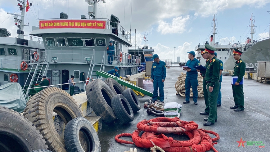 Ngày kỹ thuật được cán bộ, chiến sĩ Hải đội duy trì có nền nếp để phương tiện sẵn sàng vươn khơi, bám biển. Ngày kỹ thuật được cán bộ, chiến sĩ Hải đội duy trì có nền nếp để phương tiện sẵn sàng vươn khơi, bám biển.