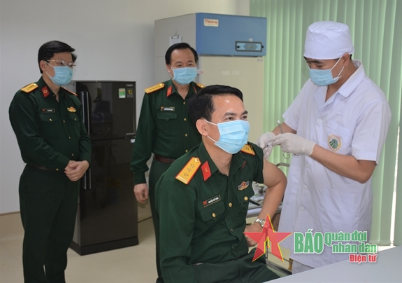  Viện Y học Dự phòng Quân đội (Cục Quân y, Tổng cục Hậu cần) tiêm vaccine ngừa Covid-19 cho đội ngũ cán bộ. Ảnh: CHIẾN VĂN 