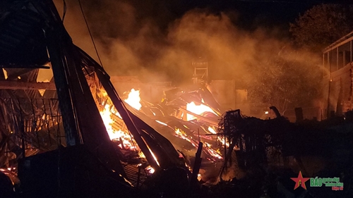 Cháy xưởng gỗ ở Cần Thơ, nhiều tài sản bị thiêu rụi