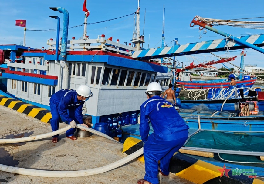 Trung tâm Dịch vụ hậu cần- kỹ thuật đảo Trường Sa cấp nước ngọt miễn phí cho các tàu cá. 