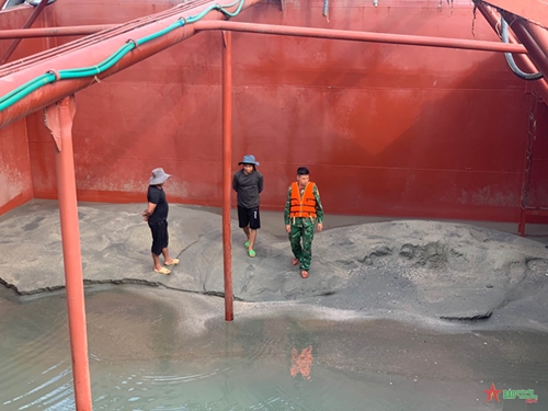 Bộ đội Biên phòng TP Hồ Chí Minh bắt phương tiện vận chuyển cát trái phép