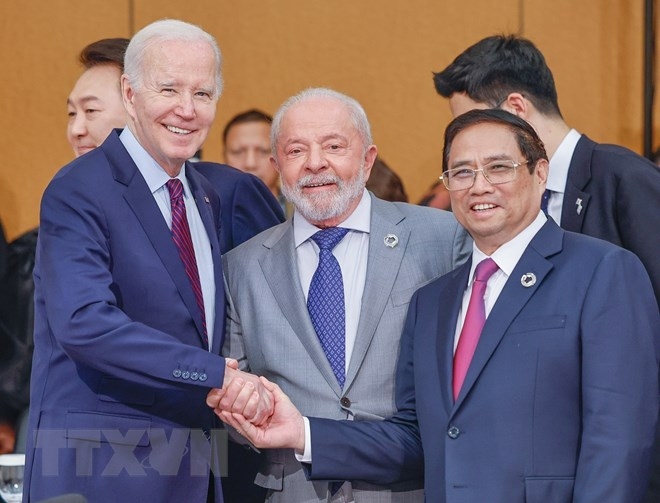 Thủ tướng Phạm Minh Chính cùng Tổng thống Hoa Kỳ Joe Biden và Tổng thống Brazil Luiz Inácio Lula da Silva tại phiên thảo luận. Ảnh: TTXVN 