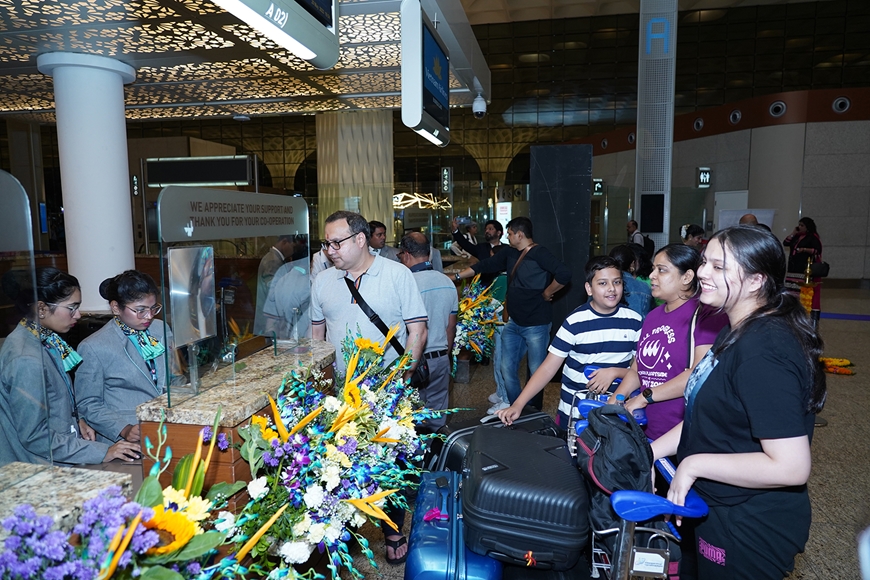 Hành khách làm thủ tục checkin tại sân bay Chhatrapati Shivaji Maharaj. Ảnh: VNA